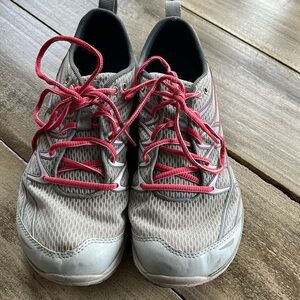 Merrell 9 gray and pink